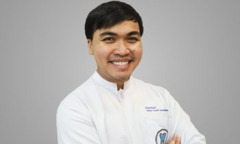 ทพ.จักรพันธ์ เที่ยงตรง (Dr. Jakkraphan Tiangtrong) (White Teeth Dental Clinic)